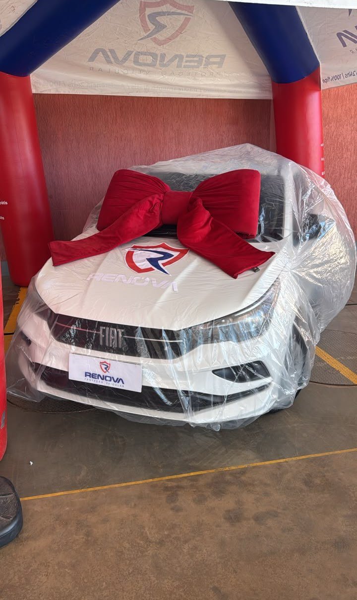 Carro reparado com laço vermelho na entrega ao associado